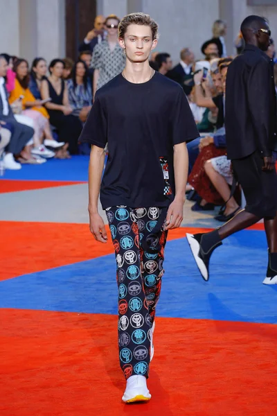 Look 25